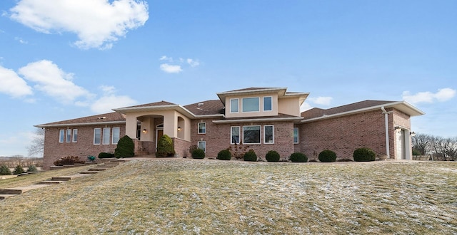 view of front of house featuring a garage and a front yard