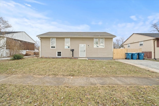 view of front of property featuring a front lawn