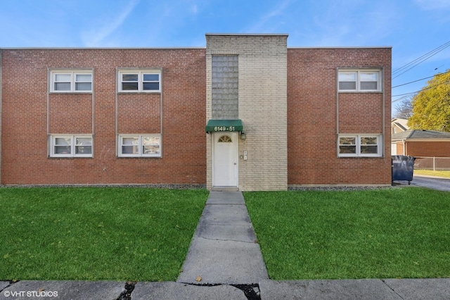 view of front facade featuring a front yard