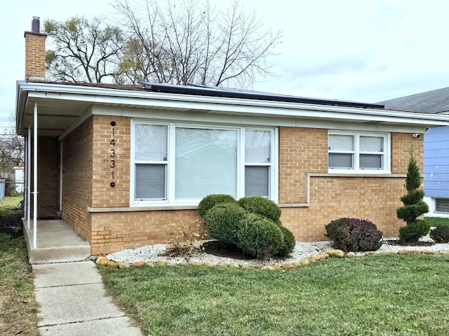 view of side of property featuring a lawn