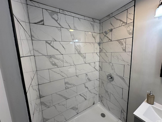 bathroom featuring a tile shower