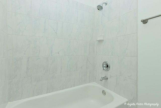 bathroom featuring tiled shower / bath