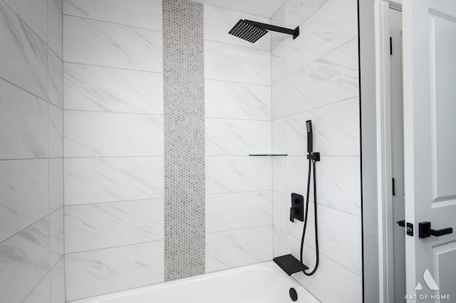 bathroom featuring tiled shower / bath combo