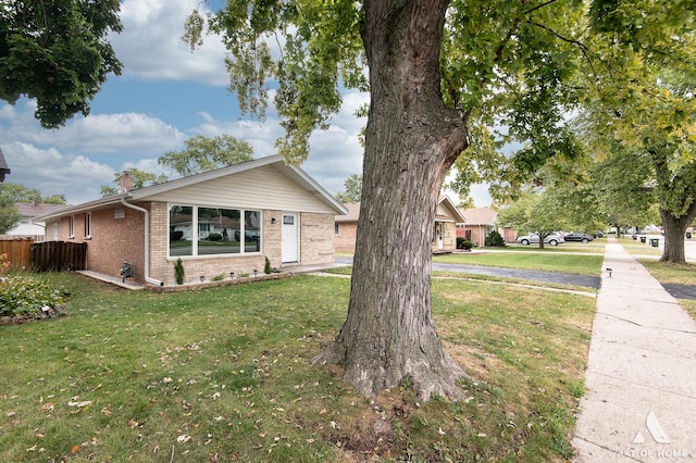 view of front facade featuring a front lawn