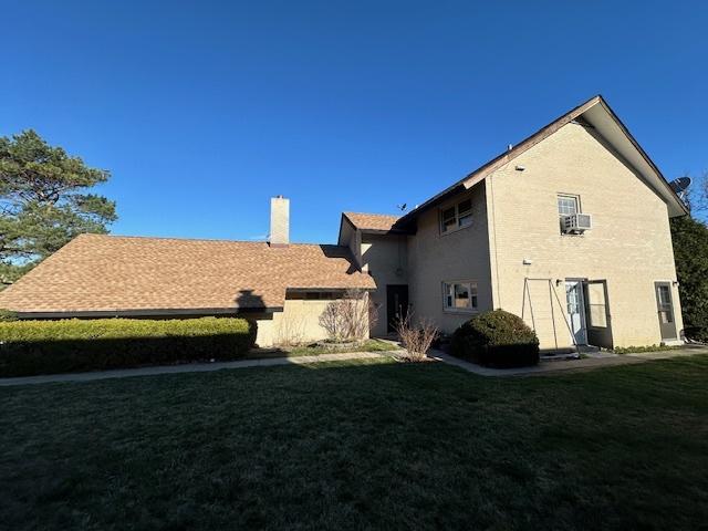 view of front of house featuring a front lawn