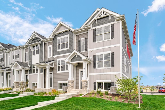 view of front of home featuring a front lawn