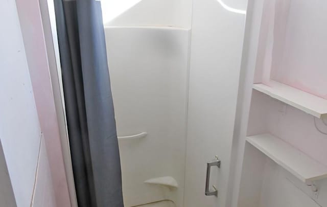 285 Fulton Pl, Canton, IL 61520 - bathroom featuring curtained shower