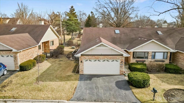 view of front facade featuring a garage and a front yard