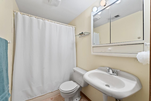 full bath featuring toilet, curtained shower, visible vents, and a sink