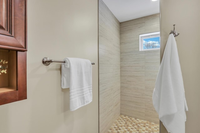 bathroom featuring a tile shower