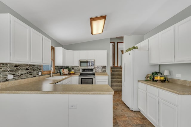 kitchen featuring sink, kitchen peninsula, white cabinets, and stainless steel appliances