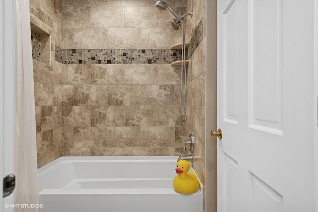 bathroom with tiled shower / bath