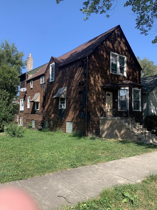 view of front of house featuring a front yard