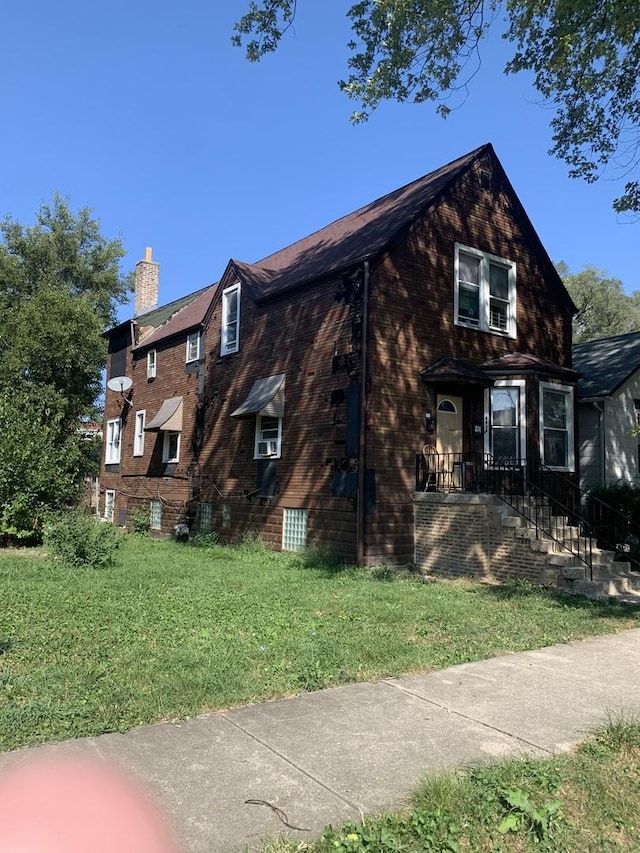 view of front of home featuring a front yard