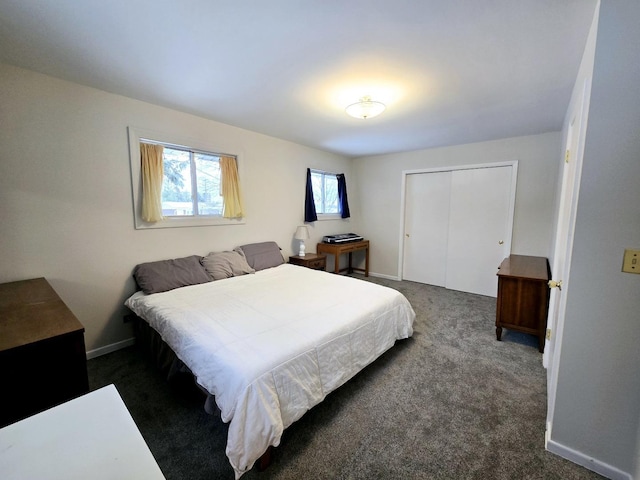 carpeted bedroom featuring baseboards and a closet