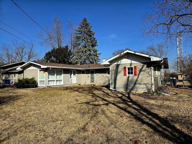 view of front facade with a front lawn