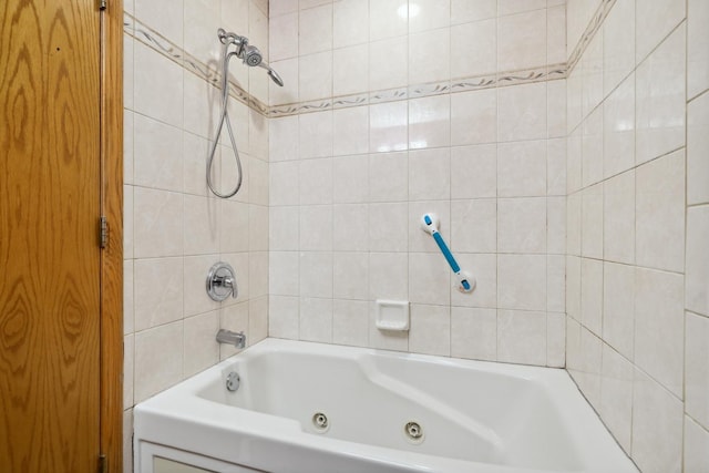 bathroom with tiled shower / bath