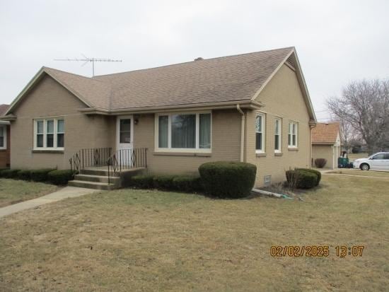 single story home featuring a front yard