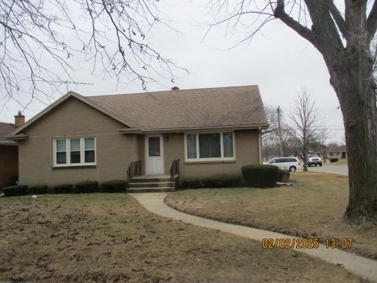 view of front of house featuring a front lawn