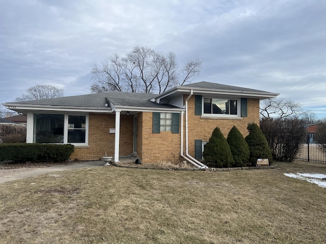 view of front of house with a front lawn