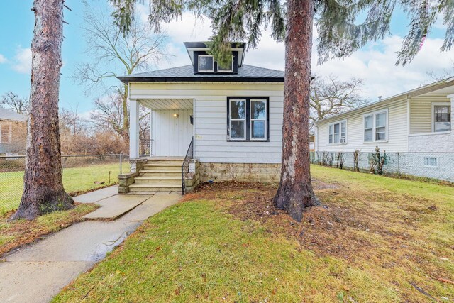 view of front facade featuring a front yard