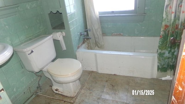 bathroom featuring shower / bath combo with shower curtain, tile walls, and toilet