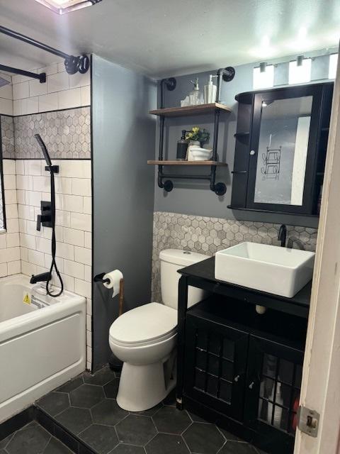 full bathroom featuring tile patterned floors, toilet, vanity, and tiled shower / bath