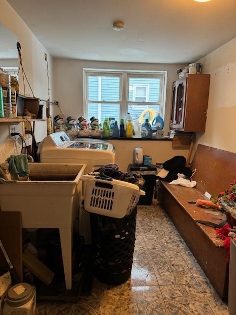 miscellaneous room featuring independent washer and dryer