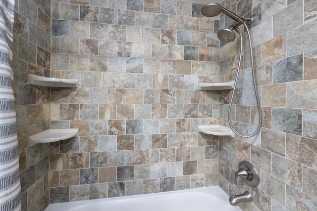 bathroom featuring tiled shower / bath