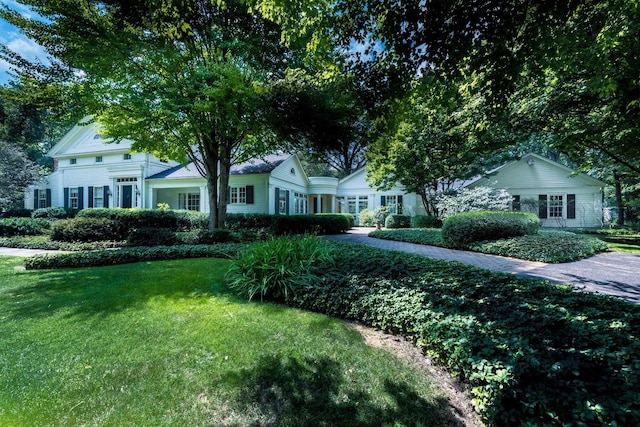 single story home featuring a front lawn