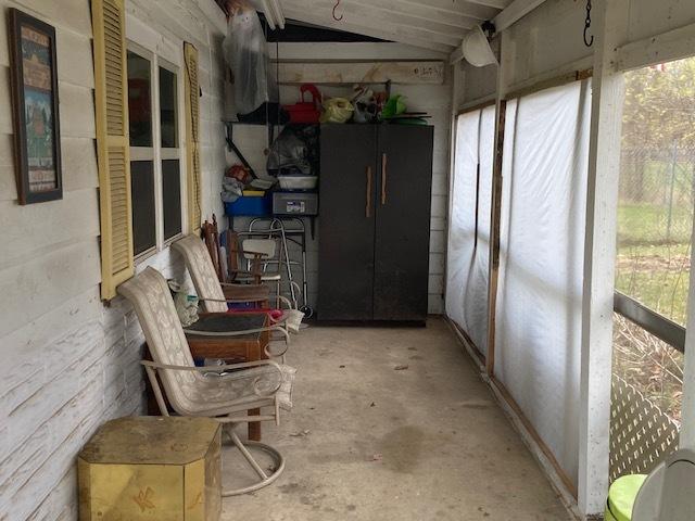 sunroom with lofted ceiling