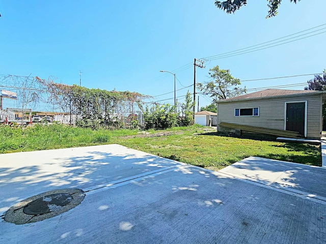 view of yard featuring an outdoor structure