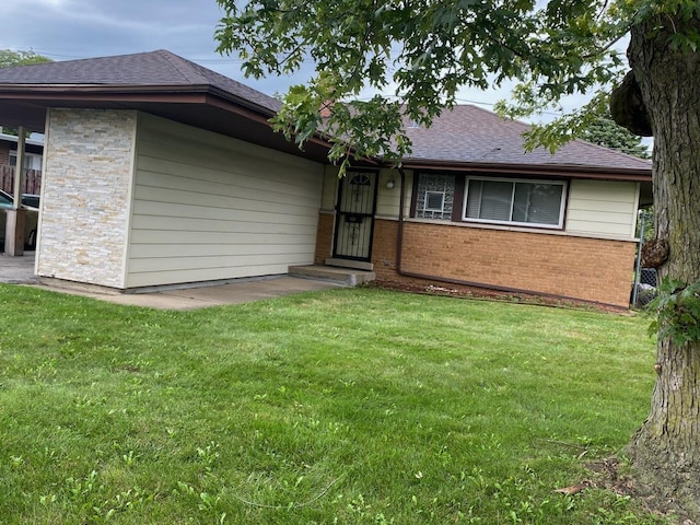 view of front of property with a front yard