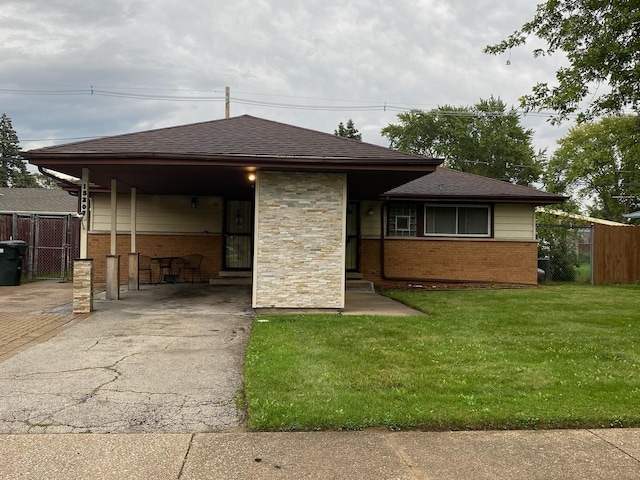 view of front of house featuring a front lawn and a carport