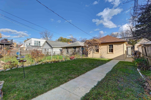 view of front of property featuring a front yard