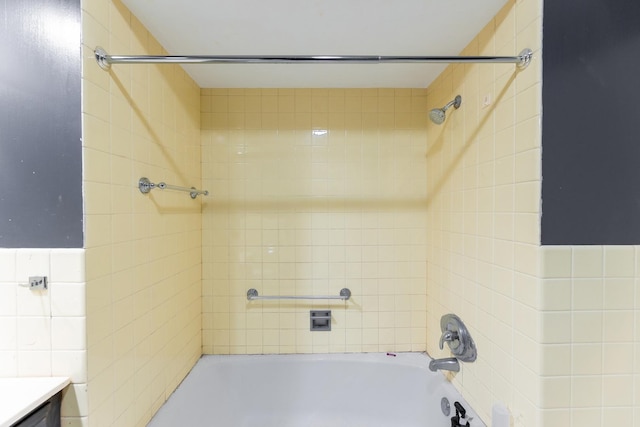 bathroom with tiled shower / bath combo