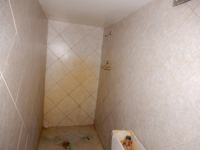 bathroom featuring tiled shower