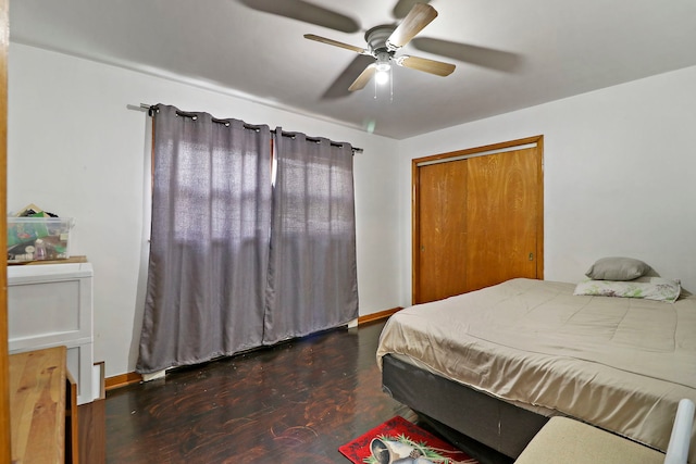 bedroom featuring dark wood-type flooring, ceiling fan, and a closet