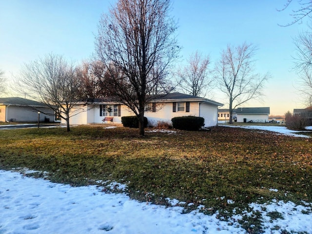 view of front of house featuring a lawn