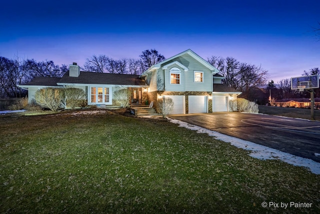 view of front facade featuring a yard and a garage