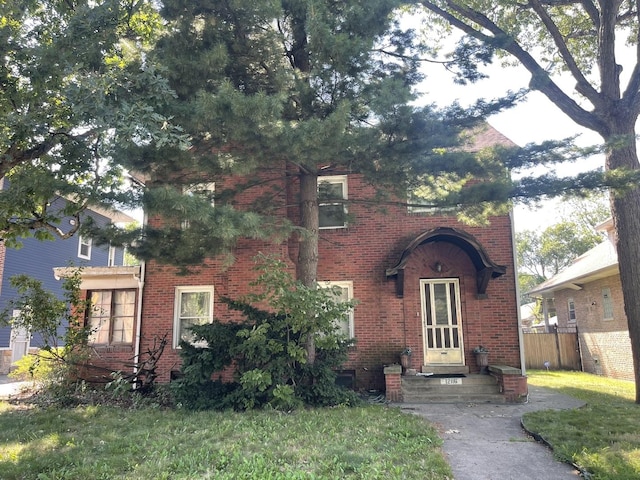 view of front of property with a front yard