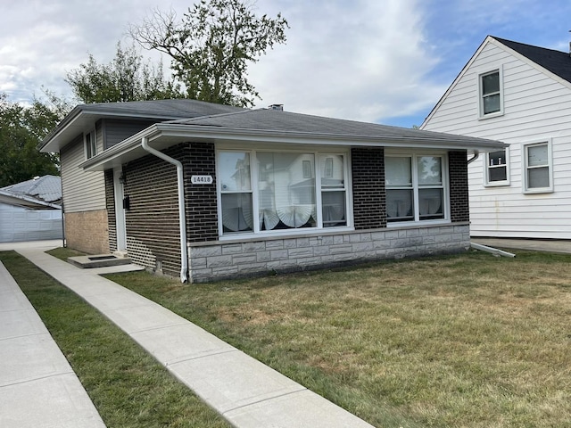 view of front of home featuring a front yard