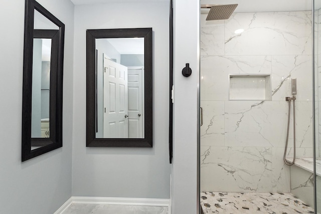 bathroom featuring a tile shower