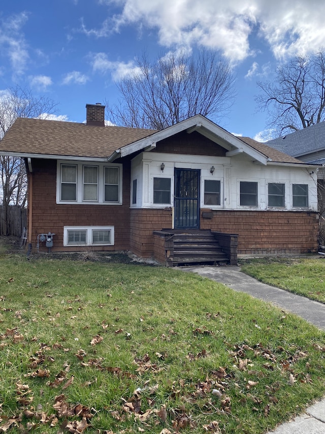 view of front of property featuring a front yard