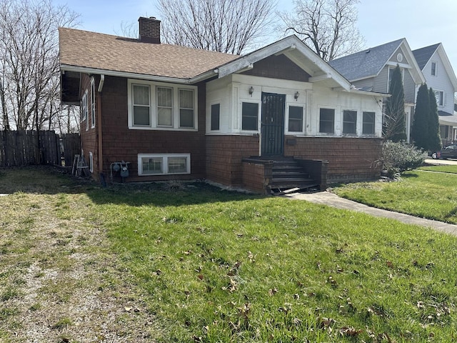 view of front of property featuring a front lawn