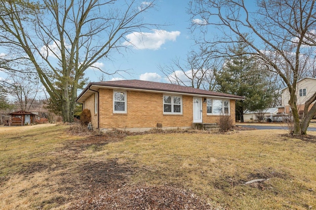 ranch-style house featuring a front lawn and brick siding