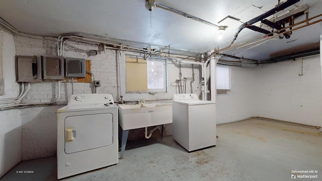 washroom featuring sink and washing machine and clothes dryer