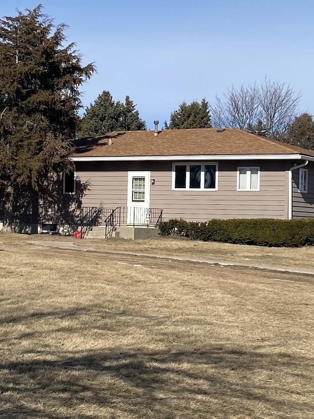 single story home with a front yard