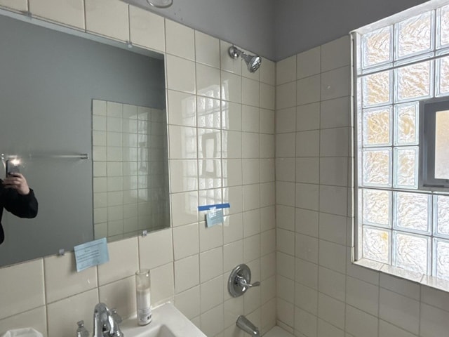 bathroom with tiled shower / bath combo