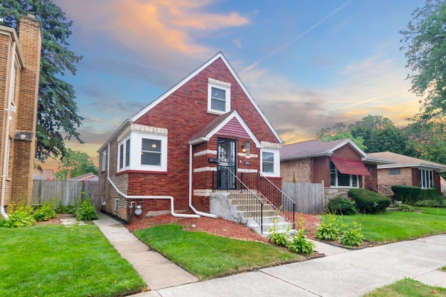 view of front of property featuring a lawn